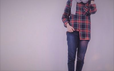 5 Fashion Wanita Pakai Kemeja Motif Kotak-Kotak