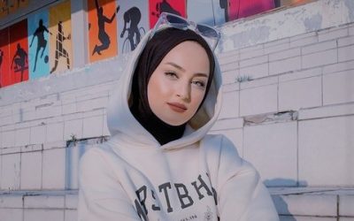 Cara Pakai Hoodie Wanita dengan Paduan Hijab Fashionable